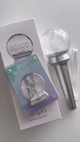finally seeing my girls today!!!!! I'M SO EXCITEDDDD 😭🩷🩷🩷 got their light stick at kwangya (lmao) to my recent trip to seoul! + winter's emblem too hehe  #aespa #my #karina #giselle #winter #ningning #girls #lightstick #unboxing #ae #kpopfyp #asmr #asmrsounds