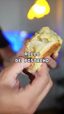 Rollo de croissant con crema de pistacho 🥐 #españatiktok #comidatiktok #españa🇪🇸 #recetastiktok #madrid #recetasfaciles #recetasrapidasyricas #cocinacasera #comidarapida #postre #posrtes #dulce #pistacho 