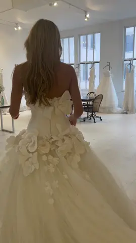 Because I know you guys love the drama as much as I do 🤍 This dress is by Viktor & Rolf Mariage #weddingdress #nybfw #bridalfashionweek 