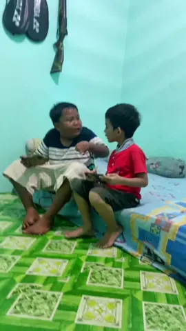 sy saja tdk mengerti, tapi bangga liat ade paham dan berkomunikasi dengan bhs isyarat 🥺, sehat sehat terus anak pintar 🥰 #fypシ #tunawicara #tiktokpapuahits #anaksorong 