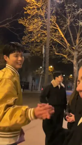 Bogum đề nghị cùng chụp ảnh chung aww🥴 #ParkBoGum 