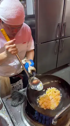 We’re back with more hypnotic wok sounds from @新山直人! Not a grain of rice to spare!!! 😳🍚🔥 #fyp #foryou #rice #wok #cooking #foodporn #food 