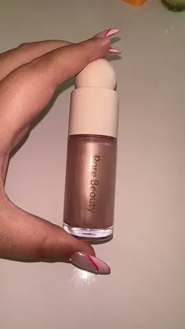 Dupe baratinho do iluminador enchant da rare beauty 💖  O da lua e neve custou 14 reais e o tom é o 01, ib do video: @NicoleMelchiori  #dupes #dupe #makeup #rarebeauty 