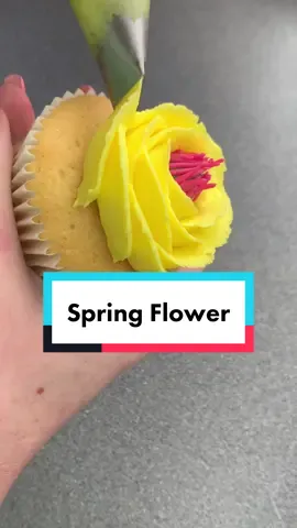Watch me pipe this rose with a difference. Sometimes it nice to mix thinks up a little so I have went with a bright pink centre, encased by yellow petals 😍 What do you think? Nozzle details are in the video. #buttercreamrose  #buttercreamrosetutorial #buttercreamrosesvideo #cakestuff #debbiebakes #cakedecorator #cupcakeflowerbouquet #flowercakes #cupcake #wiltonnozzles #springflower #yellowrose #buttercreamflower 