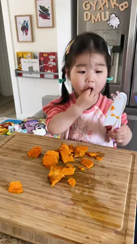 Halle practicing her chopping skills with her child-proof knife so she can meal prep for the fam.  #babiesoftiktok #hallemichelekim #MomsofTikTok #koreanbabies #amazonfinds #cooking #babiescooking 