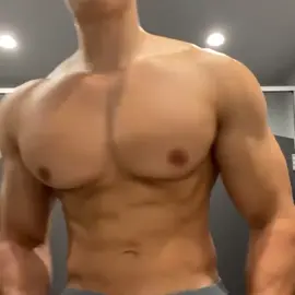 The perfect chest #chestmuscle #malephysique #musclelove #posing #gymaddict #muscular #motivated 