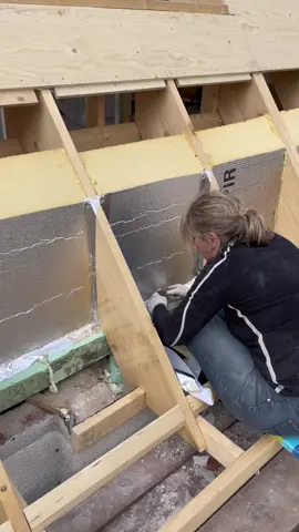 De isloatie! Dakisolatie is de belangrijkste plek om goed te isloleren.🛠️ #building #housebuilding #renovation #houserenovation #homebuilding #homebuildingjourney #fy #fyp #foryoupage #voorjou #verbouwen #nieuwbouwhuis #huisbouwen #isolation #isolatie 