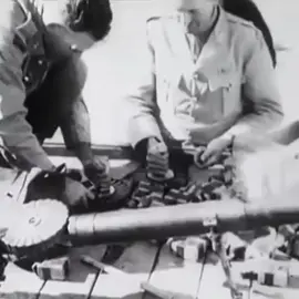 ทหารvsนกอีมู สงครามนกอีมู ( Emu War) เป็นปฏิบัติการทางทหารเพื่อควบคุมประชากรนกอีมูในประเทศออสเตรเลียในช่วงปลายปีค.ศ. 1932 จากการที่นกอีมูเพิ่มจำนวนขึ้นอย่างรวดเร็วกว่า 20,000 ตัวจนสร้างปัญหาแก่เกษตรกรไร่ข้าวโพดในท้องที่อำเภอแคมเปียนของรัฐเวสเทิร์นออสเตรเลีย ทางการออสเตรเลียว่าจ้างอดีตทหารผ่านศึกในสงครามโลกครั้งที่หนึ่ง จัดหน่วยทหารติดปืนกลลิวอิสเพื่อกำจัดนกอีมูเหล่านี้ จนสื่อในประเทศต่างเรียกปฏิบัติการนี้ว่า 