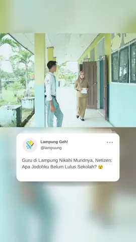 Tulang Bawang - Seperti kata pepatah ‘jodoh tak akan kemana’ pantas disematkan kepada pasangan kekasih guru dan muridnya di Tulang Bawang, Lampung yang menggemparkan para kaum jomblo tanah air. Mereka adalah Nita Nur Istiqomah yang merupakan guru di salah satu SMA di Kabupaten Tanggamus, Lampung. Sementara muridnya yang saat ini merupakan suami nya ialah Sofyan Rizki Mueti Ali. Kabar bahagia tersebut mereka bagikan dalam sebuah video sinematik berlatar belakang sekolah melalui akun TikTok @GadisLampung02 yang telah disaksikan lebih dari 2 juta kali. “Logika memang telah menyerah, tapi rasa selalu tak mau kalah. Muridku ternyata suamiku,” tulisnya dalam caption video yang ia bagikan pada Jumat, 7 April 2023. Sontak video tersebut viral dan menarik perhatian para kaum jomblo tanah air, banyak dari mereka yang mengucapkan selamat kepada pasangan guru dan muridnya tersebut. “Apa jodoh ku belum lulus sekolah,” ungkap akun TikTok @mputhreeeee. (Roza) Berita Lampung terkini follow @lampunggehnews  #Lampung #TulangBawang #SMA @GuruNikahiMuridnya #GuruNikahiMurid #MuridNikahiGuru #MuridNikahiGurunya #Kumparan #LampungGehNews #LampungGeh 