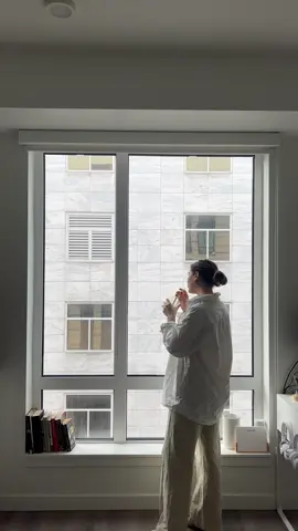 Good morning 🫶🏻 #morningroutine #morningvibes #aestheticvideos #aestheticvibes #fyp #fypシ゚viral #fypシ #getreadywithme #decor #apartmentdecor #iceroller #coffeetime #greenjuice 