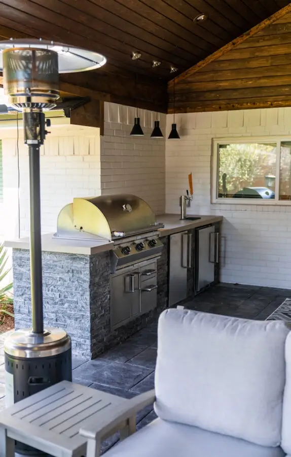 Swipe for an awesome transformation! #outdoorkitchen #patio #deisgn #backyard #outdoorliving #construction #patiomakeover #patioseason #patioideas #rockwalltx #beforeandafter 