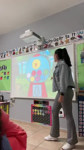 Spanish Class Repasando las palabras de uso frecuente con mis estudiantes. La canción la inventé junto a mis estudiantes para que se sientan parte del proceso de enseñanza. #msriverasworld #kindergartenteacher #maestraboricua🇵🇷 #maestrakinder #kinder #kindergarten #teacher #spanishclass #kindergartenspanish #palabrasdeusofrecuente #puertorico🇵🇷 