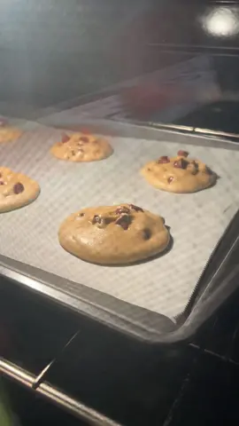 Tip: always bake at 325 for all your desserts✨🍪 #fyp #fypシ #teenbaker #tiktok #virall #foryou #bakersoftiktok #SmallBusiness #teenentrepreneur #cookies #cookietimelapse #chocolatechipcookies   