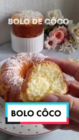 Bolo de côco, sem açúcar e sem glúten, muito macio e gostoso demais 😍 gostou? já deixa aquele ❤️ compartilha com aquela miga querida 😙😙 RECEITA 1 xicara coco ralado 4 ovos usei 3 por estar bem grande 1/2 xícara de leite pó ou whey 1/2 xícara leite de coco 4 colheres sopa adoçante 1 colher chá fermento pó.  ❤️ com carinho Vera Yang 🤩 #receita #tudosimples #cafe #receitas #bolodecococaseiro 