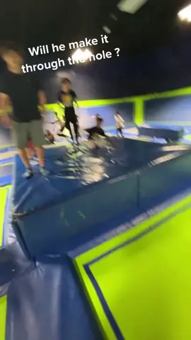 Fun on the trampoline #trampoline #trampolinepark #trampolinetricks #trampolinefail #trampolinefun #trampolinespringen #trampolinechallenge 