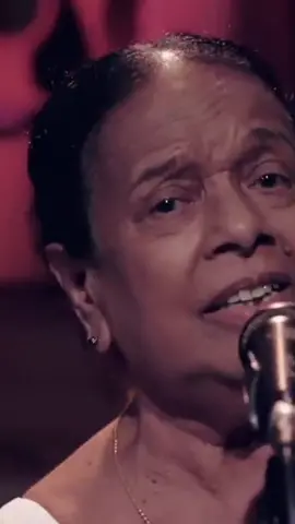 සුළඟ නොවේ මේ පාවී එන්නේ කුටියක සිරවී හෙලන සුසුම්... අතු අග පරවී බිමට වැටෙන්නේ සමනල යුගයක පිපුණු කුසුම්... #oldsong #sinhalasindu #oldisgold #sinhalalovesong #sinhalasong #nandamalani #tharudanidanamahare 