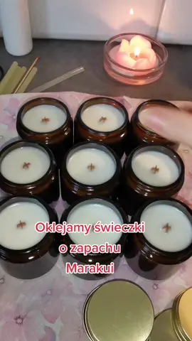 Oklejamy świeczki. Zostaw serduszko ❤️#SmallBusiness #świecesojowe #zasięgitiktok #zasięgitiktok #małybiznes #handmade #swiecezapachowe #wosksojowy 