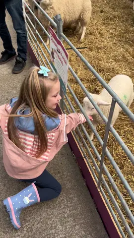 My first voiceover so be bare with me 😂 but we loved this little farm park!! It was the perfect size & the girls loved every minute ❤️ #mumlife #mumtok #girlmum #ditl #family #Vlog #FamilyFun #farmpark 