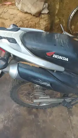 Esse tá fumando fora do padrão... Bros 150 2012 #motos #honda #mecanica #motorcycle #bros150 #bros150injetada #motor