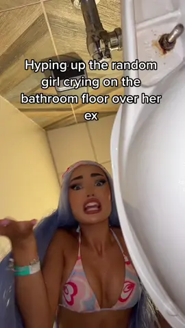 These girls deserve an award 🥲#heisnottheloveofyourlife#clubbathroom#cryingintheclub 