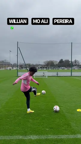 No looking shooting challenge with @fulhamfc 🔥