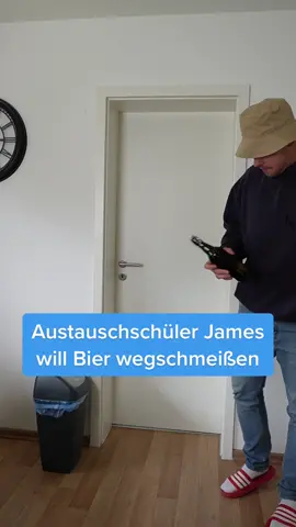 Austauschschüler James will abgelaufenes Bier wegschmeissen 😂#austauschschüler #james #dorfkind #bier #nikolaj #abgelaufen #mexiko 