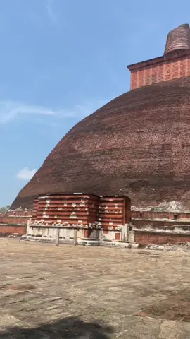 Jour 2 au Sri Lanka ! Journée dédiée aux temples 🏯 En plein nouvel an, les temples les plus connus étaient très fréquentés ! Voici le plus vieux temple connu : Jethawanaramaya, de 122m de haut, contruit en -300 avant J.C. 😟 La politique de drone etant compliquee dans le pays, c’est le seul temple qu’on ait pu droner ! Suivez le reste sur Instagram : oukivon  #srilanka #travel #voyage #jethawanaramaya #temple #drone #video #advice 