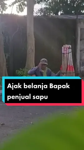 Gak sengaja ketemu bapak penjual sapu lagi Istirahat langsung aja ajak belanja kebutuhan bapaknya.