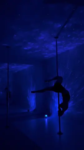 Celestial dancing 💙  #poledance #polefitness #poleart #polesport #aerial #aerialist #poledancedenmark #copenhagen #cph #aerialdancer #aerialdance #poletok #pdcombo #spinpole #shadow #pdjasminebridge #pdtransitions #pdmartini #galaxyprojector #galaxylight