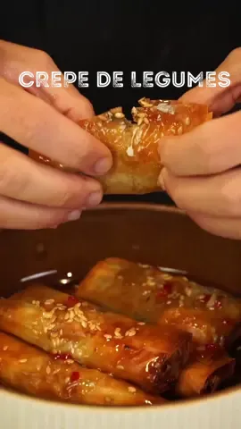 CREPES DE LEGUMES  - Hoje trago mais um delicioso petisco que pode ser apresentado como entrada ou até mesmo como um acompanhamento diferente num jantar especial🤤  E o melhor de tudo? uma ótima e diferente forma de se inserir legumes na nossa alimentação. Quem é que vai provar esta maravilha?  - Ingredientes:  1 cebola 🧅  2 dentes de alho o 2 cenouras 🥕 pequenas 1 alho francês  ¼ couve branca Sal 🧂  Pimenta preta Azeite Soja Massa filo Sementes (sésamo, chia, linhaça…) Manteiga para pincelar Agora é a tua vez 🙌 - #qchef #ochefeemtuacasa #crepes #crepesdelegumes #delicious #food #receita 