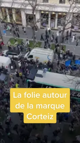 La marque de sportswear londonienne Corteiz , sortie de nulle part en 2017, provoque l'hystérie à chaque événement. Et ça n’a rien de surprenant… #corteiz #corteiznike #londres #paris #republique #quotidien #flashmode 