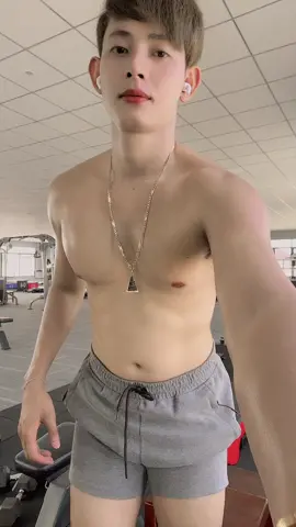យ៉ាក់ៗតាមភ្លេង😂😂