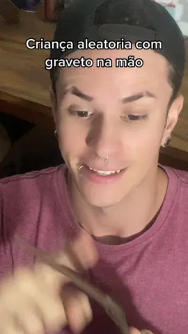 Ta achando o que?vai logo tomar um crucios 