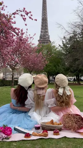 Picnic by the Eiffel Tower below the cherry blossoms 🌸 with @Bettina & Kyle and @Cherrie ✨ San Francisco - Audio by @Léanne Ansar 💕 #toureiffel #eiffeltower #picnic #picnicgoals #bffphotoshoot #parisisalwaysagoodidea #cherryblossom 