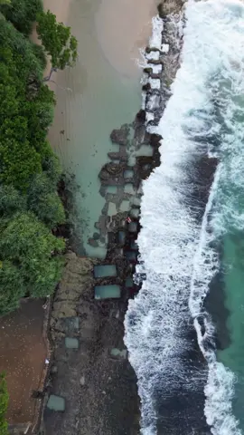 Where to find rectangular rock pools? 🪨  These rocks were carved into the long dead coral reefs about 50-75 years ago by the local villagers and used to soak coconut husks 🥥, separating the coir. 🌊 The beach is located on the southwest coast of Sri Lanka and about 15 minutes from Unawatuna. And it’s free 👌🏼 Nevertheless, be cautious if the waves are too strong. Keep in mind that Sri Lanka is one of the upcoming surf gems of South Asia🙄 🏄‍♂️  Surf gem= big waves 🫡 📍THALPE ROCK POOL BEACH, SRI LANKA 🤭 Follow for more travel tips and SAVE THIS LOCATION for your upcoming trip to Sri Lanka 🇱🇰