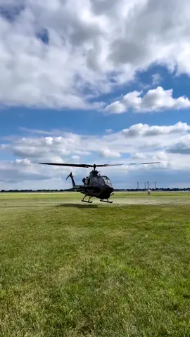 O Bell AH-1 Cobra é um dos helicópteros de ataque mais icônicos do mundo. Neste vídeo, você pode ver a aeronave realizando uma manobra de pairar e girar no próprio eixo, demonstrando sua incrível capacidade de manobrabilidade. O Cobra é um dos principais meios de apoio de fogo para as forças armadas em todo o mundo, e sua combinação de velocidade, armamento e agilidade o torna uma máquina de guerra temida pelos inimigos. Assista a este vídeo emocionante e veja a precisão e habilidade dos pilotos de Cobra em ação. Não se esqueça de seguir nossa página para mais conteúdo incrível sobre helicópteros e aeronaves militares! #BellAH1Cobra #HelicópteroDeAtaque #ForçasArmadas #Manobrabilidade #PilotosDeCobra #helicópterobr 