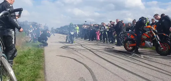 Oponka ładnie usmolona 😁#młodewilki #nakole #gsxr #cbr #zawszewkasku #paleniegumy 