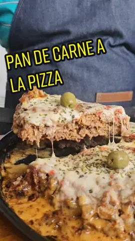 PAN DE CARNE A LA PIZZA RINDE 8 PORCIONES. ▪︎1 kg. Carne picada ▪︎3 pan flauta (250 gr.)  ▪︎500 ml. Leche ▪︎Ajo, perejil, orégano, pimentón, sal y pimenta. ▪︎1 cebolla ▪︎½ morrón rojo y ½ morrón verde ▪︎1 zanahoria ▪︎2 huevos ▪︎100 gr. Salsa de tomate ▪︎250 gr. Queso fresco o muzarela ▪︎Orégano y aceitunas para decorar Cortar el pan en cubos que si son panes viejos mucho mejor, remojar en leche por unos minutos y escurrir, mezclar con la carne, los condimentos, huevos y vegetales picados bien chiquitos. Amasar por unos minutos y poner en una pizzera aceitada, aplastar y emprolijar. Llevar a horno precalentado fuerte 200°c. Por 20 minutos aproximadamente. Agregar la salsa y el queso para llevar al horno nuevamente entre 5 y 10 minutos. Retirar del horno y agregar orégano y aceiyunas para decorar. Cortan en 8 porciones y acompañar con puré de papas, papas al horno, ensalada o lo que quieras. Para esas familias numerosas o grandes juntadas esta receta es un gol de media cancha papá!!!