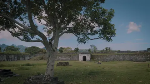 Benteng Nassau merupakan benteng pertama yang dibangun oleh Bangsa Belanda di Banda Naira. Dibangun pada tahun 1607 di bawah kepemimpinan Admiral Verhoef, benteng Nassau didirikan di atas bekas pondasi benteng milik Portugis yang pernah berkuasa di Banda Naira. Berbentuk segi empat dengan gerbang utama menghadap ke pesisir selatan Pulau Banda, tinggi dinding benteng mencapai 3 meter dengan tembok yang dibangun dengan batu karang. Sementara gerbang kedua berada di sebelah barat dari benteng. Lokasi : Benteng Nassau, Banda Neira, Maluku #jalanjalanbandanaira #geomaluku #instanusantara #instanusantaraamboina #keleproject