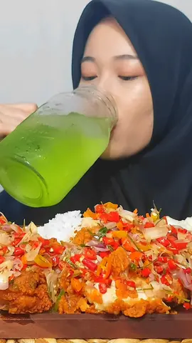 AYAM SPICY MCD GEPREK 🍗 SAMBEL MATAH 🌶🔥 #ayamspicymcd #sambelmatah #SerunyaLebaranBareng #kulinertiktok #inicia #iniciamukbang #foryoupage #fyp #mukbangeatingshow #asmrfood 