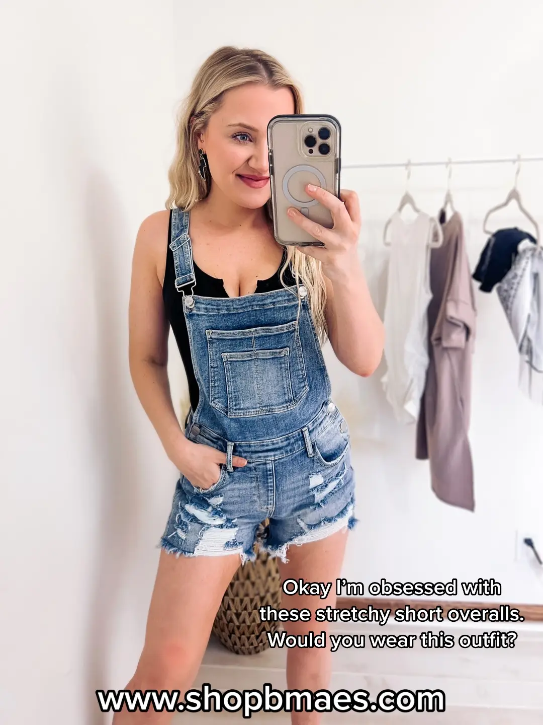 Okay who else is obsessed with this look?! 😍🖤 . . . #overallsoutfits #overallshorts #overalls #overallsoutfit #overallsforthewin #overallsgirl #trendystyle #shoppingonline #outfitinspo 