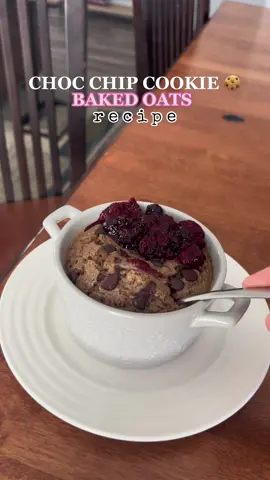 Choc chip baked oats - so healthy and filling 🤍 #bakedoats #oatmeal #oatmealtiktok #healthyrecipe #pcos #bakedoatmeal #cookie #breakfastinspo #collegeeats 