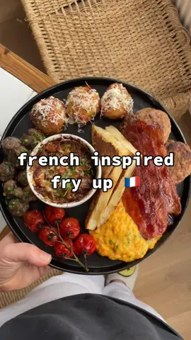 France 🇫🇷 this brekkie had: french onion style baked beans, confit garlic & tarragon sausage patties, brown sugar dijon bacon, croque monsieur hashbrowns, confit tomatoes, French style scrambled eggs, garlic & Chardonnay mushrooms & French toast 💋 #internationalfryup #fusionfryup #frenchbreakfast #frenchonionbeans #frencheggs #brunchideas #breakfastinspoforyou 