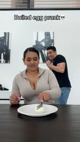 Didnt think this would work🤣 #fyp #couple #prank 