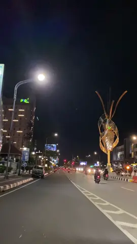Cukup naik motor pas malem trs nyanyi” tu bikin hati lega rasanya #solo24jam #exploresolosurakarta #surakarta_solo #surakarta_solo #fyp 