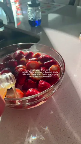 Wash your fruit well friends! 🍓 fruit did not absorbs the taste of the apple cider vinegar. The strawberries were 10x juicer afterwards. 