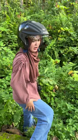 Capek banget aku sama cewek ini!!! Mau jalan-jalan wajib bawa ayam warna gantian ayamnya hilang nangis