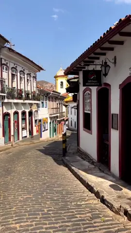 Andando pelas ladeiras do Antônio Dias, um dos bairros mais charmosos do Centro Histórico de Ouro Preto, onde fica localizado o Santuário Matriz de Nossa Senhora da Conceição e o Museu Aleijadinho! ⛪️🌳 Vídeo: lavrasnovasmg  #minaseolugar #wmcmidia #portalumminuto #mg #minasgerais #ouropretomg #bairroantoniodias #circuitodoouro #entrecenáriosdahistória