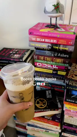 #BookTok #fantasybookrecs #bookish #bookgirlies #fantasybooktok #bookishvibes #bookshelftour 