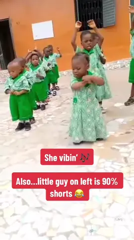 She vibin’ 🎵  Also…little guy on leff is 90% shorts #mademesmile #feelgood 